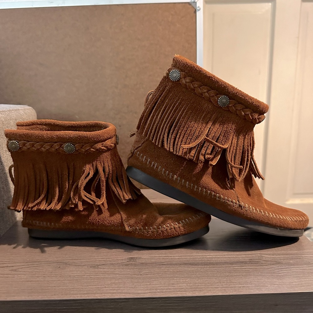 minnetonka moccasins size 6/7